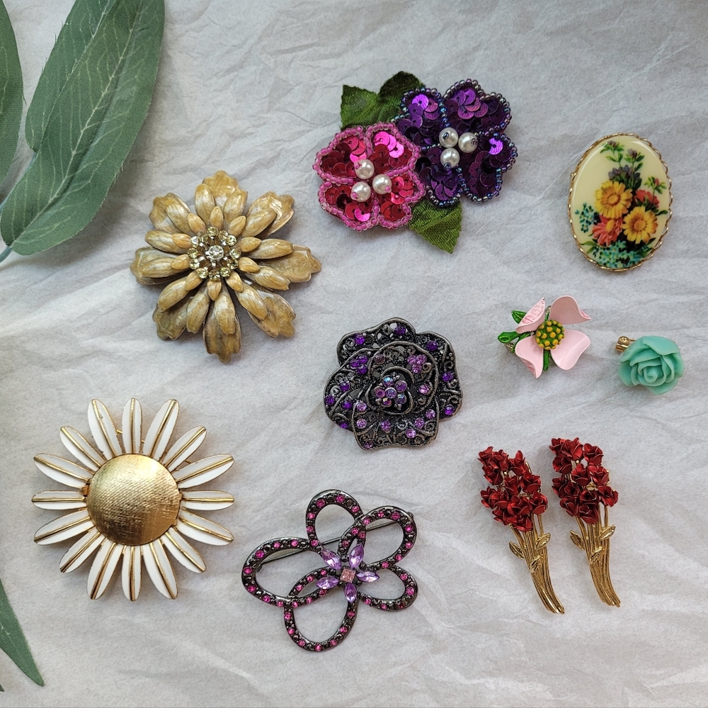 Lot of Vintage Floral Brooches